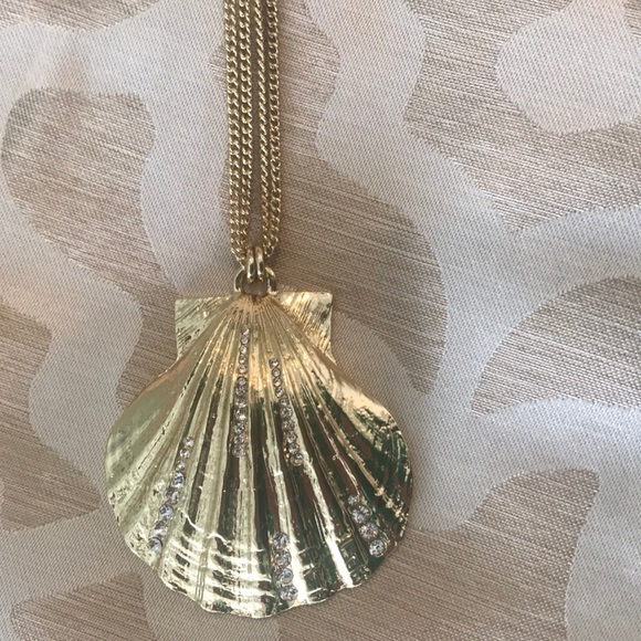 Lilly Pulitzer Jewelry - Lilly Pulitzer Shell Necklace 🐚🐬🌸